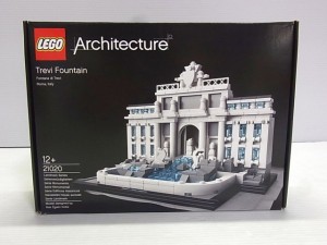 lego architecture trevi fountainの箱。パッケージには完成後の様子が写っている。