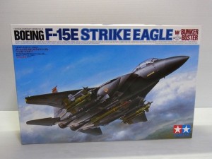  タミヤ 1/12 STRIKE EAGLE F-15 BUNKER BUSTERの箱。車体のイラストやロゴが描かれている。