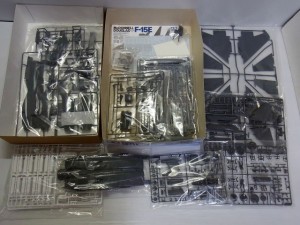  TAMIYA 1/32 ボーイング F-15E ストライクイーグル バンカーバスターの展開画像。白いボディや黒いパーツなどが広げられている。