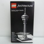 lego architecture space needle towerの箱。パッケージには完成後の様子が写っている。