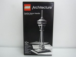 lego architecture space needle towerの箱。パッケージには完成後の様子が写っている。