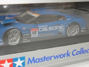 タミヤ 1/24 カルソニック IMPUL GT-R R35 完成品の画像。青い車体には様々なロゴが書かれている。