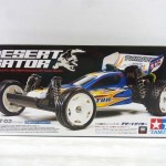 TAMIYA 1/10 RC desert gatorの箱。白いロゴやラジコンの写真が写っている。