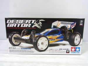 TAMIYA 1/10 RC desert gatorの箱。白いロゴやラジコンの写真が写っている。