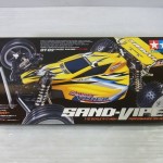 TAMIYA 1/10 RC SAND VIPERの箱。白いロゴや黄色いラジコンのイラストが書かれている。