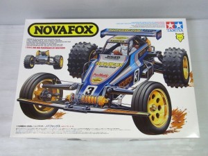 TAMIYA 1/10 RC NOVA FOXの箱。白いロゴやラジコンのイラストが書かれている。