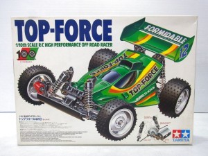 TAMIYA 1/10 RC top-forceの箱。白い箱で、緑色の車体のイラストが描かれている。