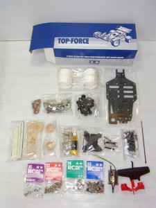  TAMIYA 1/10 RC top-forceの小箱の中身。パーツが見える。