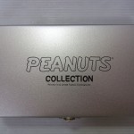 チョロQ PEANUTS COLLECTIONの箱。銀色で、光が反射し光っている。