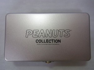 チョロQ PEANUTS COLLECTIONの箱。銀色で、光が反射し光っている。