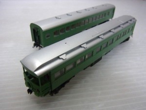 カトー 10-428 特急つばめ 青大将の鉄道模型の車体画像。緑の車体にシルバーの屋根が見えている。