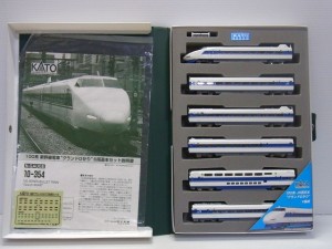 カトー 10-354 100系新幹線 グランドひかりの展開画像。スポンジに収納されている。