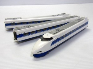 KATO 10-354 100系新幹線 グランドひかりの車体画像。白いボディに青いラインが入っている。