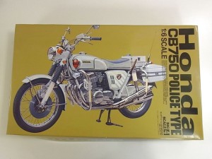 タミヤ 1-6 Honda CB750 POLICE TYPEの箱。車体のイラストやロゴが描かれている。