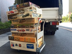 大阪へプラモデル出張買取の時トラックへ積み込みしている風景