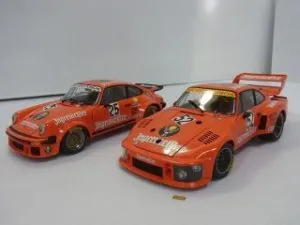 エグゾト 1/18 ポルシェ 934 / 935 ギフトセット イエーガーマイスター