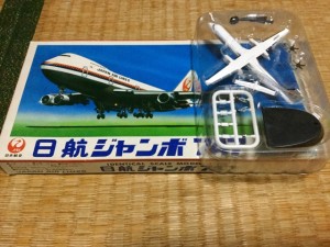 日航商事1/300日航ジャンボ747と比較で横にはF-TOYS　ウィングコレクションのDHC8-Q400を置いてみた