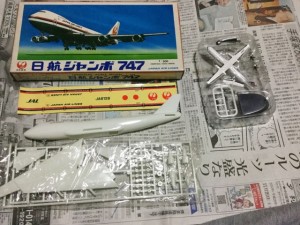 日航商事1/300日航ジャンボ747組立て説明書と部品やシールを並べて02