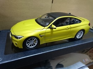 BMW 特注 1/18  M4 クーペ  オースチンイエロー