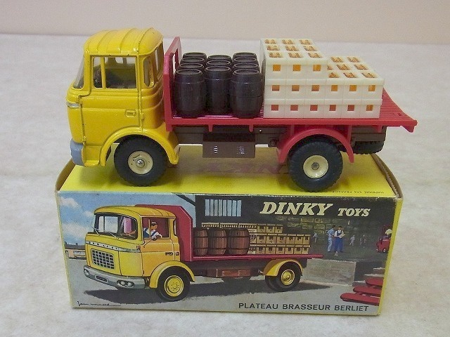 ミニカーDINKY