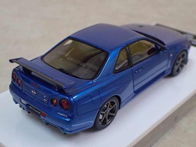 デアゴスティーニとメイクアップのコラボモデルミニカー　ニッサン　スカイライン　GT-R　V・specⅡ 2000 (BNR34)　写真2枚目