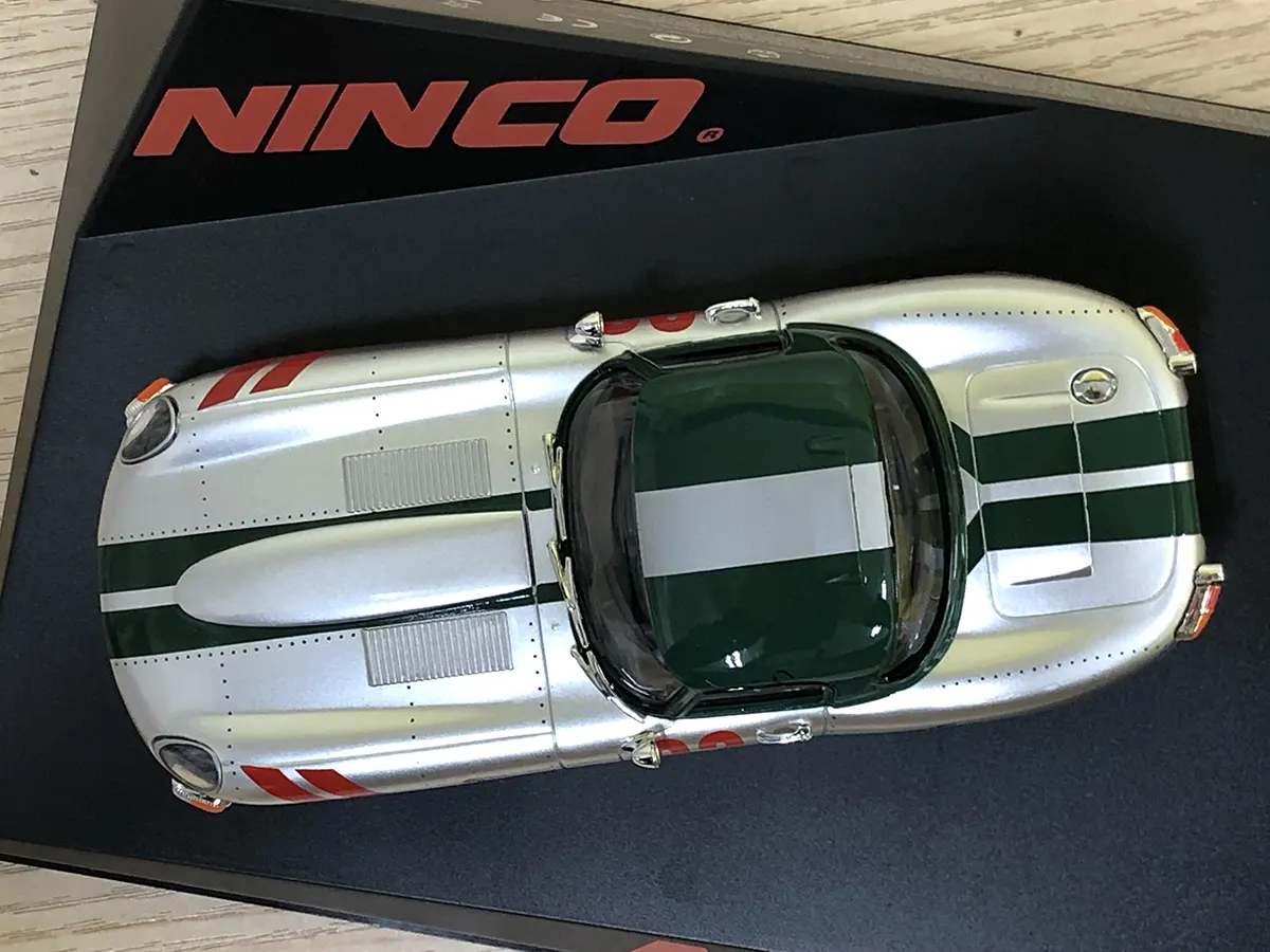 NINCO ジャガーEタイプ ロードスター62年モデル　中央のライン