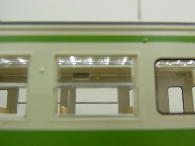 JR 115-1000系近郊電車（新潟色・緑）室内灯点灯の様子