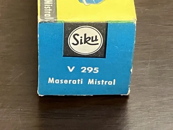 Siku Maserati Mistral V295、水色箱有り車体、ルーフの部分が黒く塗られている
