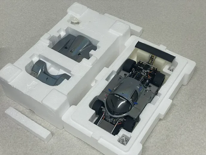 1/18 EXOTO STANDOX Sauber Mercedes C9 Liquid Silver 内箱
