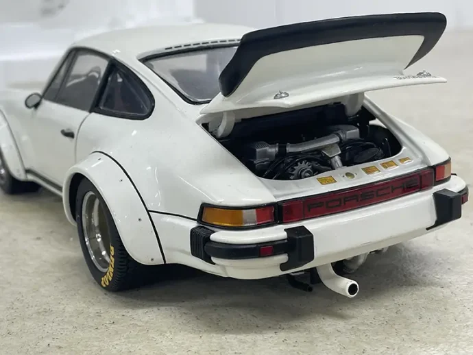 京商1/18 Porsche 934RSR リアビュー