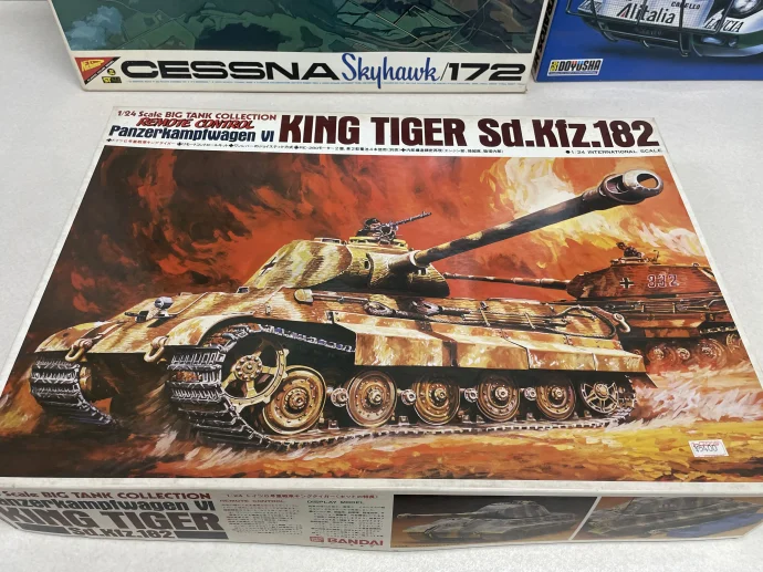 バンダイ 1/24 スケールビッグタンクコレクション キングタイガー