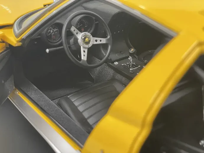 アシェット 1/8 ランボルギーニミウラ 運転席
