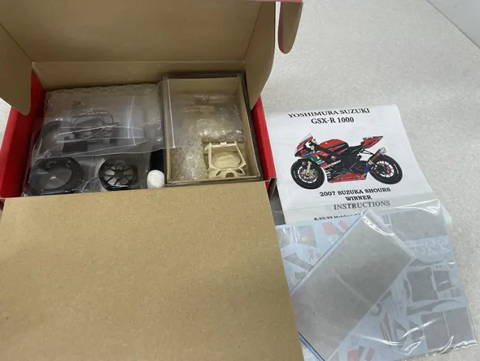 モデルファクトリーヒロ 1/12 ヨシムラスズキGSX-R1000キット内容とマニュアル