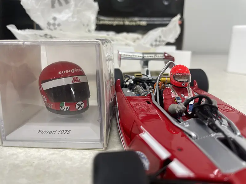 エグゾト 1/18 フェラーリ312 ニキ・ラウダフィギュアとヘルメットフィギュア