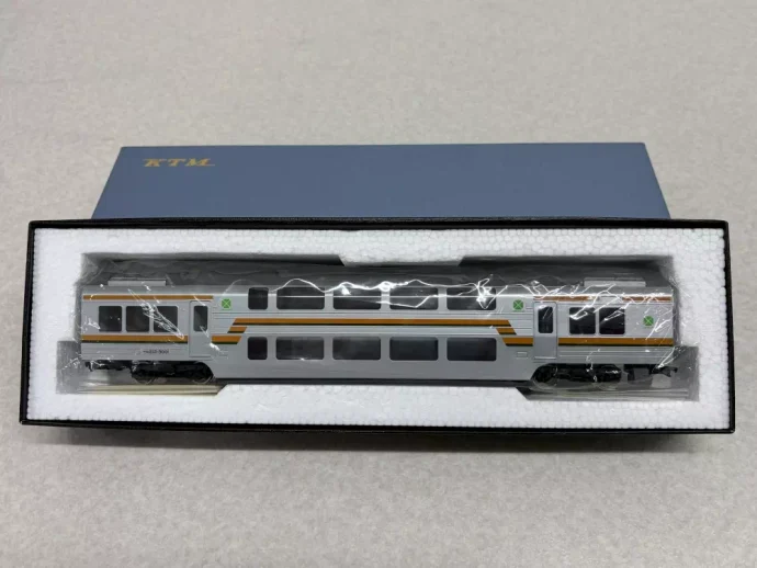 KTM 近郊型電車211系 サロ213 2階建・グリーン車