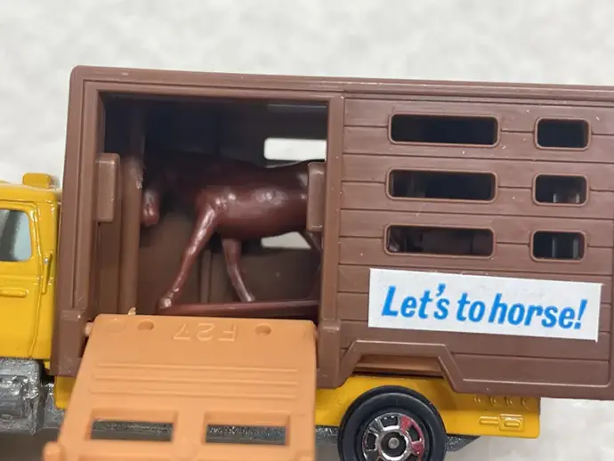 トミカ 107　フォード キャトルトラック　馬フィギュア