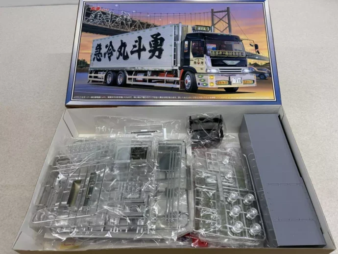 アオシマ 1/32 丸美グループ 勇斗丸 ロングシャーシ ダブル煙突マフラー