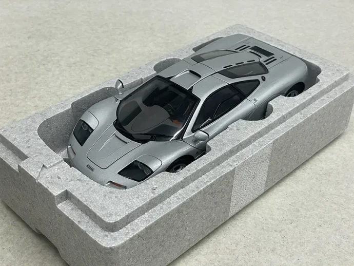 オートアート 1/18 マクラーレンF1ロードカー（シルバー）前面