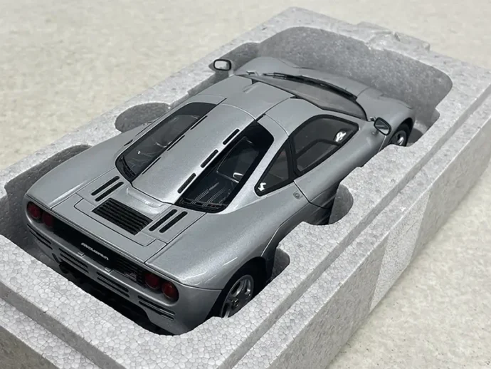 オートアート 1/18 マクラーレンF1ロードカー（シルバー）リア