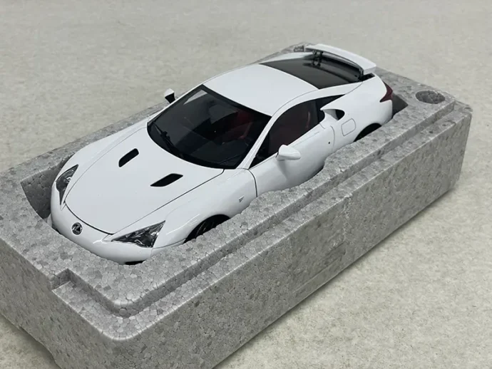 オートアート 1/18 レクサスLFA ホワイト本体前