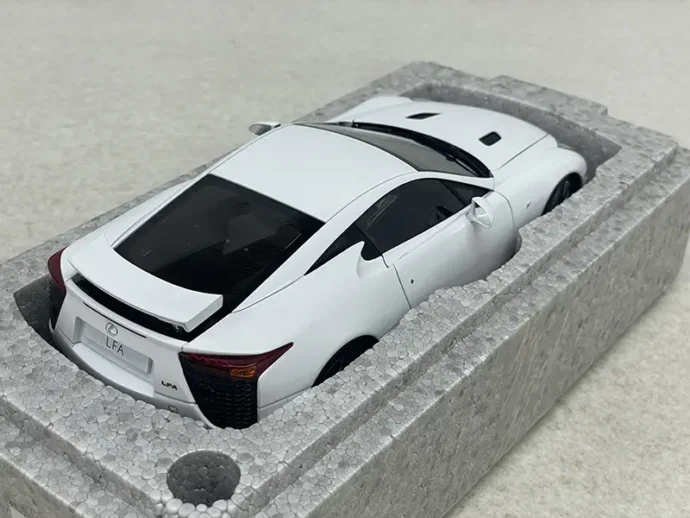 オートアート 1/18 レクサスLFA ホワイト本体後ろ