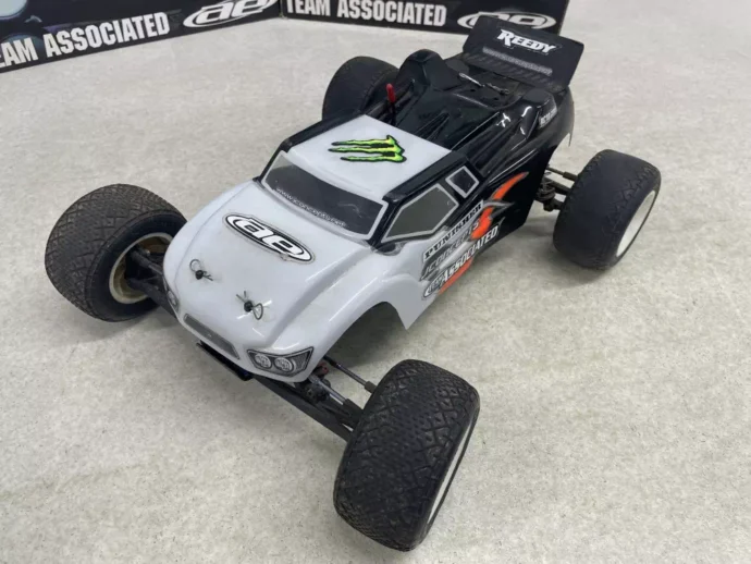 ASSOCIATED 1/10 RC10 T4.1 JConcepts