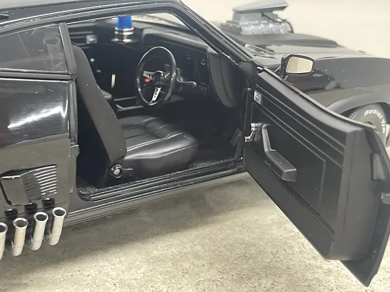AUTOart 1/18 フォードXBファルコンチューンドバージョン ブラックインターセプター　ドア内側