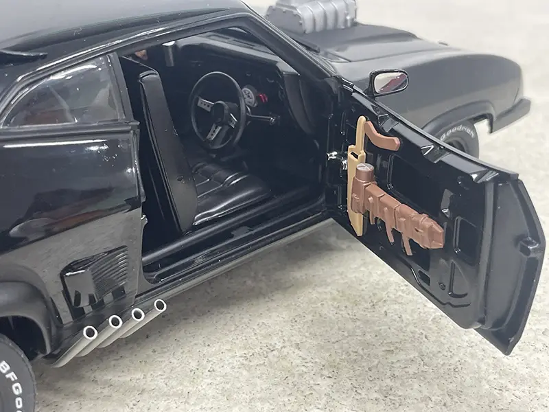 AUTOart 1/18 マッドマックス2 ザ・ロードウォリアー インタセプター　ドア内側